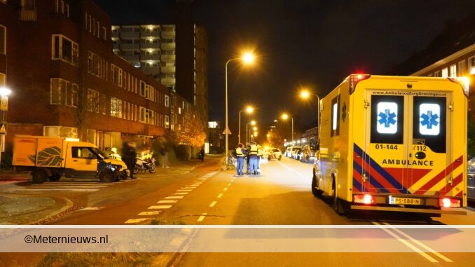 bezorgauto botst op bezorgscooter in Groningen