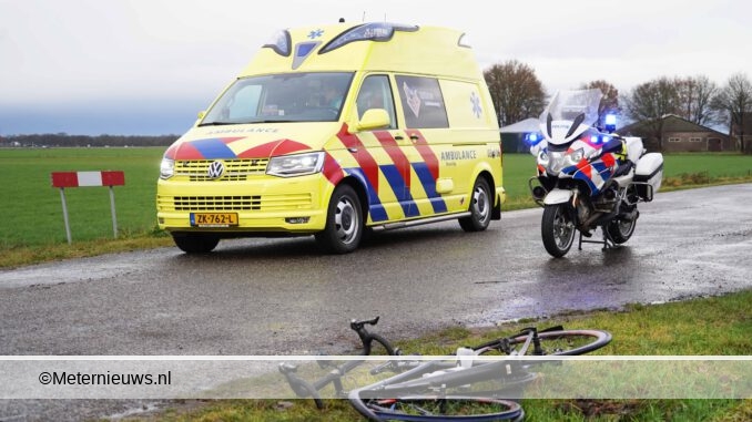 wielrenner botst met auto De punt