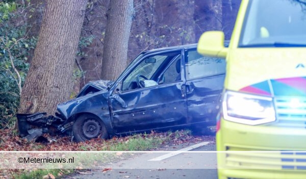 Motorblok vliegt uit auto na botsing tegen boom in Harskamp. Motorblok vliegt uit auto na botsing tegen boom in Harskamp.