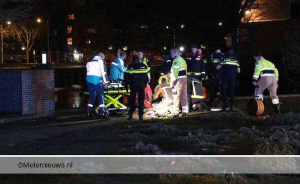 Brandweer haalt persoon uit water in Groningen