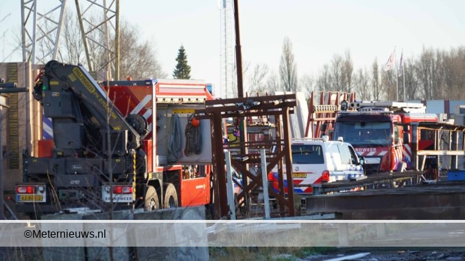 Man bekneld onder beton blok in Groningen