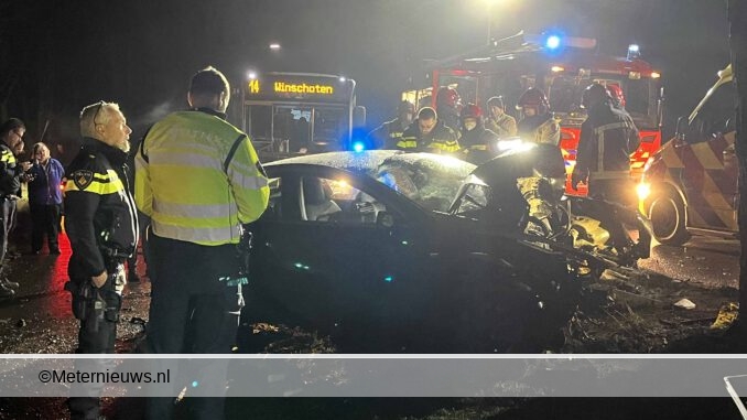 Tesla tegen boom in Wedde erstoge aanrijding
