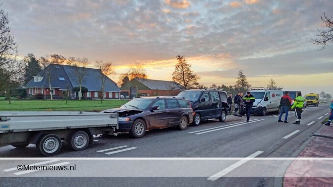 Vijf auto's opelkaar in Oldekerk