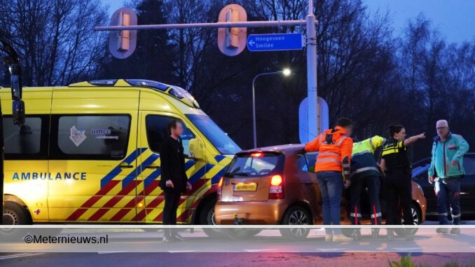 ambulance en auto botsen in Assen