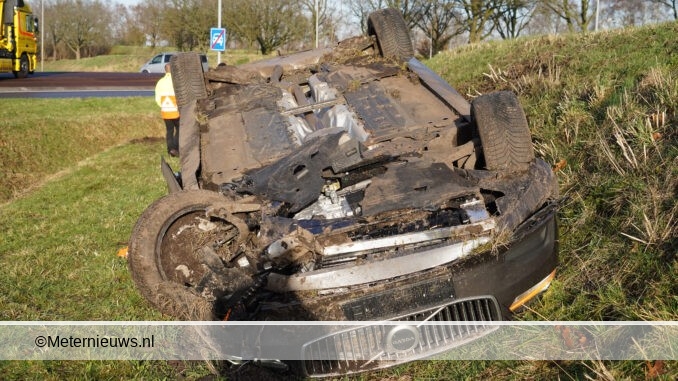 auto op de kop Nieuwe Pekela