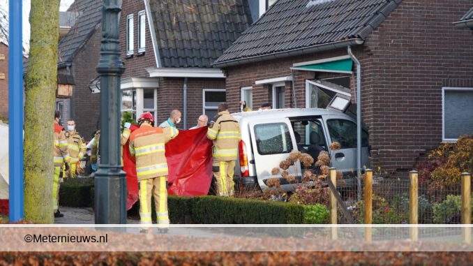 auto rijdt woning nieuwleusen binnen