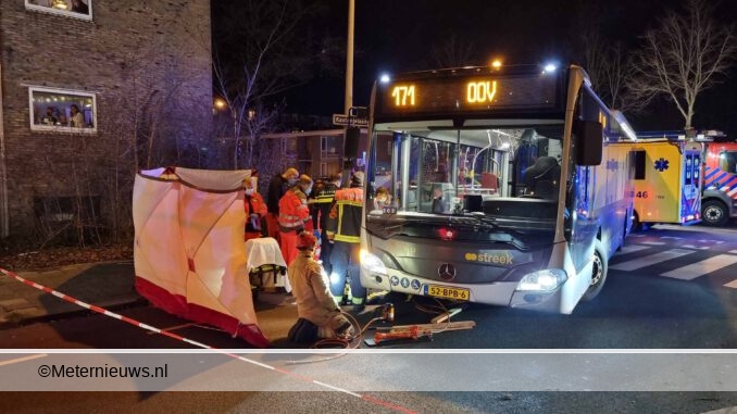 maaltijdbezorger beknneld onder bus Groningen