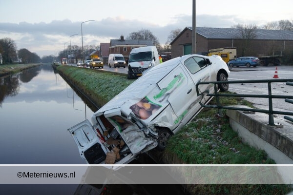 Bedrijfsbusje blijft bovenkanaal hangen na aanrijding in De Krim. Bedrijfsbusje blijft bovenkanaal hangen na aanrijding in De Krim.