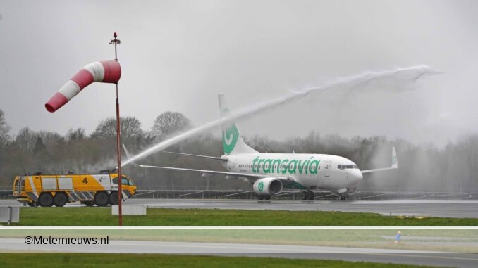 transavia toestel land voor het eerst op Groningen airport Eelde