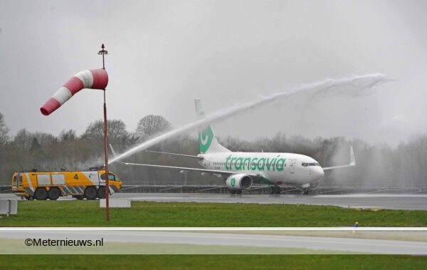 transavia toestel land voor het eerst op Groningen airport Eelde