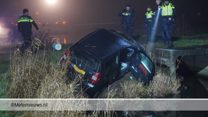 Auto boven sloot in Overijsselse Rouveen