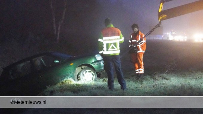 Auto door mist en gladheid van de A28 bij Assen