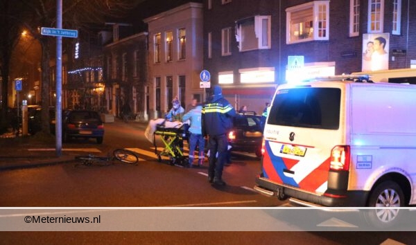 Fietser gewond na botsing tegen auto in Groningen.