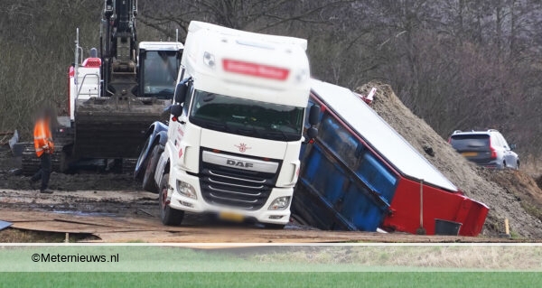 Vrachtwagen met zand gekanteld. Vrachtwagen met zand gekanteld.