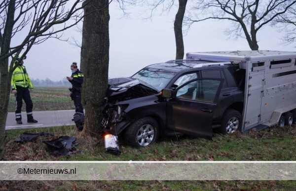 Auto met achterzijde in aanhanger na frontale aanrijding in Nieuwleusen.