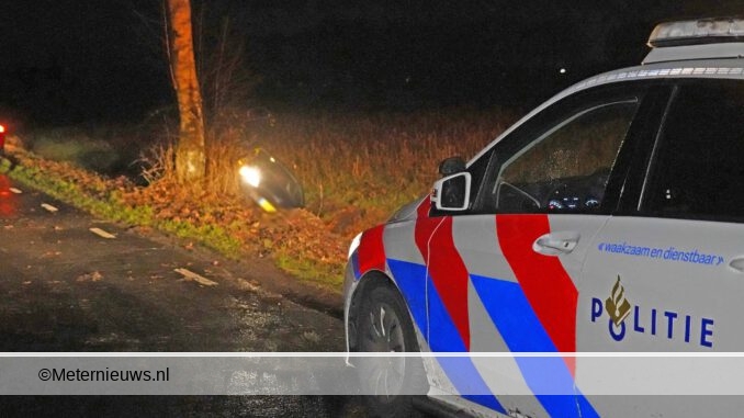 auto glad wegdek in de sloot Meppen2