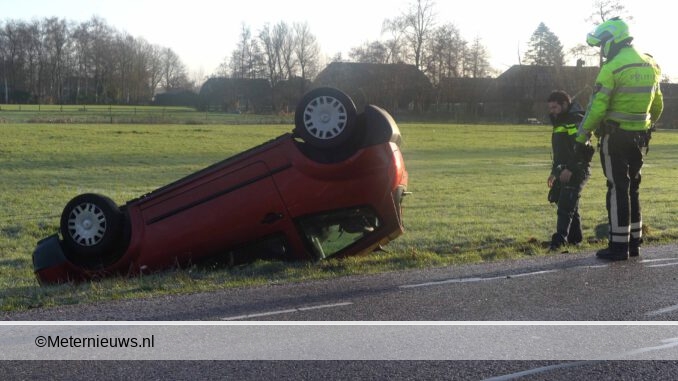 auto op de kop Dedemsvaart