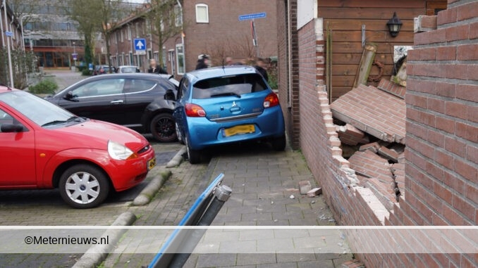 auto rijdt muur aangorter meppel