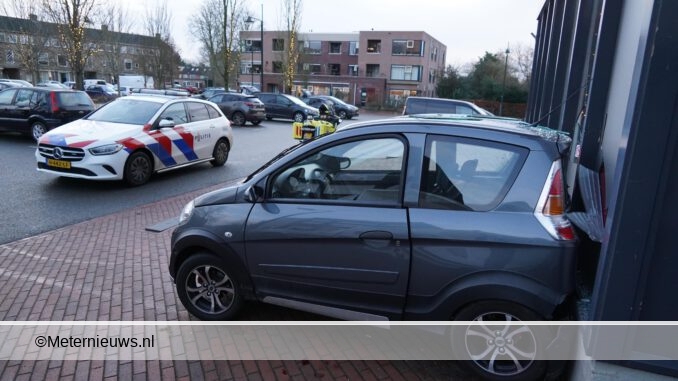 auto rijdt tegen kapperszaak in Groningse haren3