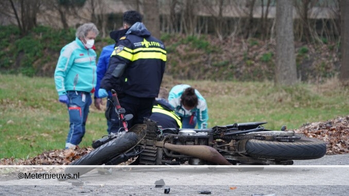 bromfiets en busje botsen Loozen