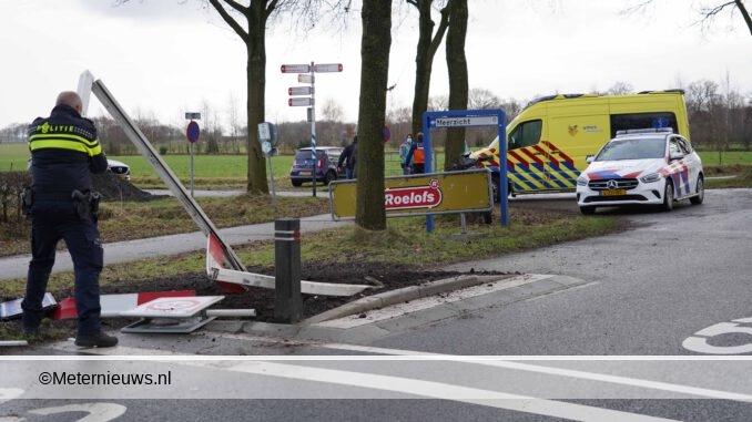 motorfrontaal op plaatsnaambord wegversmallingmidlaren