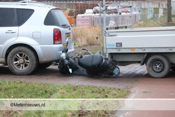Scooterrijder gewond na botsing tegen auto met aanhanger in Groningen. Scooterrijder gewond na botsing tegen auto met aanhanger in Groningen.