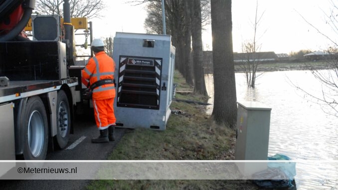 water bedreigt elektriviteots kast in Zevenhuizen