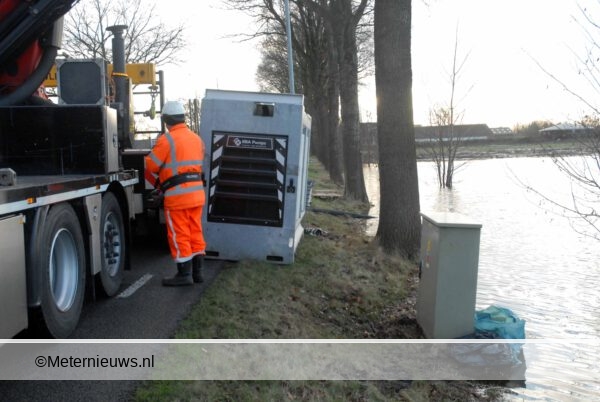 water bedreigt elektriviteots kast in Zevenhuizen