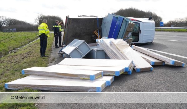 Auto met aanhanger gekanteld A28 Hoogeveen. Auto met aanhanger gekanteld A28 Hoogeveen.
