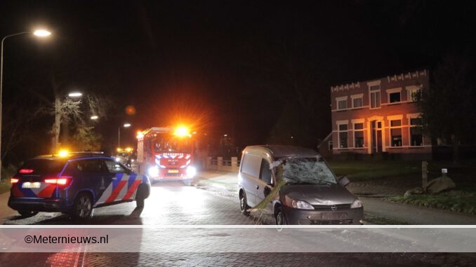 Door storm afgebroken forse tak door voorruit Auto Drentse Emmen
