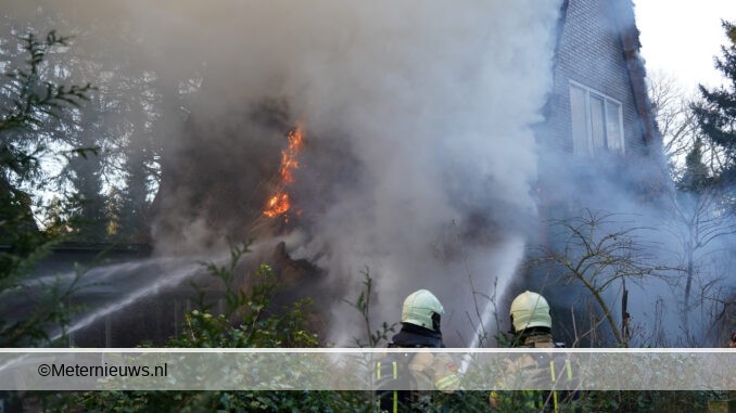 Rietgedekte woning afgebrand na schoorsteenbrand in Zwolle4