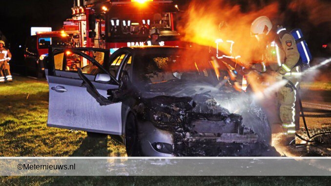 auto in brand in Nieuw Amsterdam