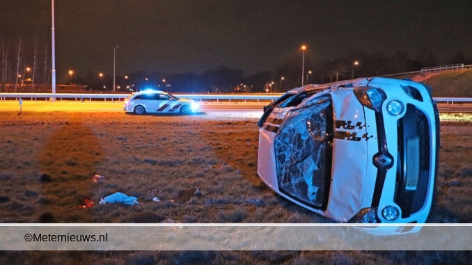 auto over de kop Holsloot