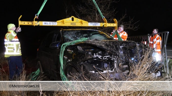 auto van de a37 bij Drentse Zwinderen gewaaid