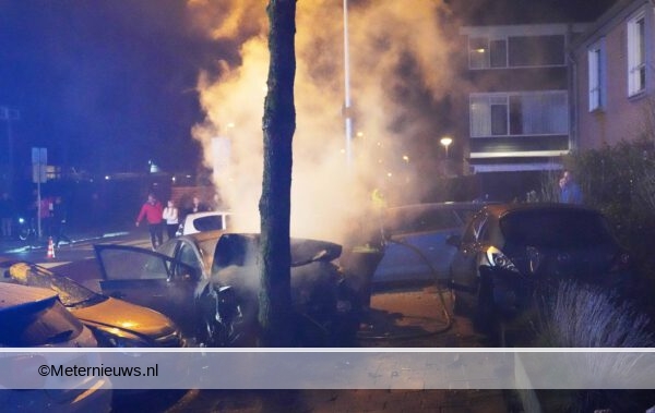 Auto vliegt in brand na aanrijding in Groningen.