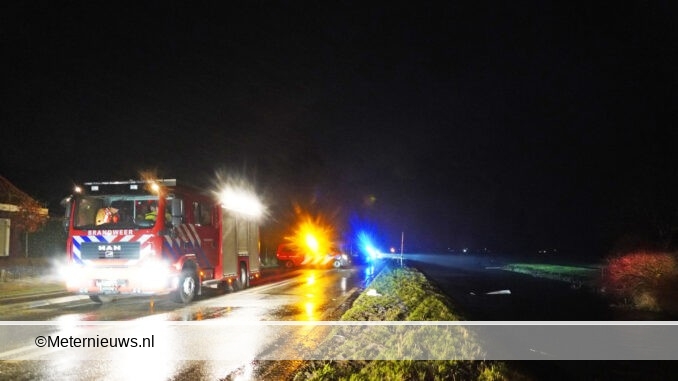 autos te water en twee gewonden ongeval Sebaldeburen