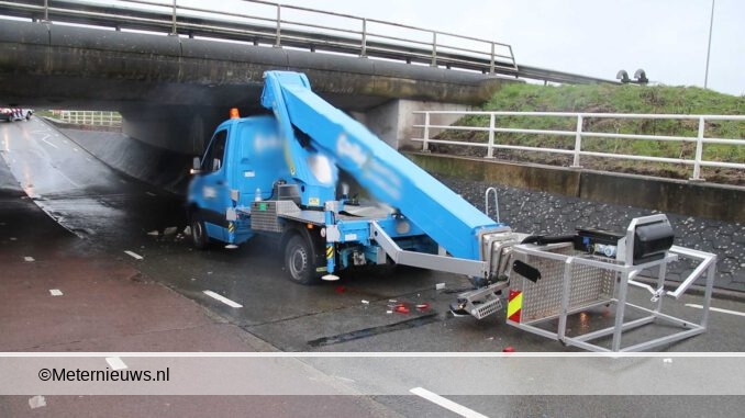 hoogwerker ramt tunnel in Groningen