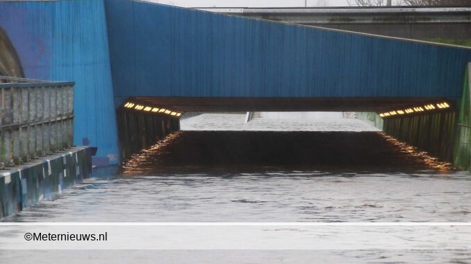 tunnel tot de rand toe onder water Haren