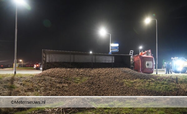 Vrachtwagen met aardappelen gekanteld in Groningse Veendam.