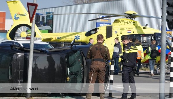 Twee jonge kinderen gewond na botsing auto’s Assen.