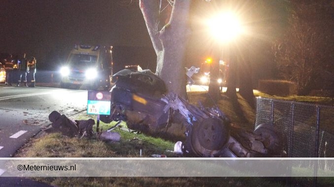 auto doormidden en om boom in Wanneperveen3