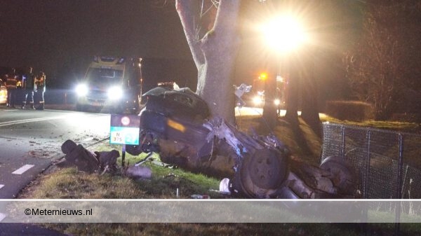 Dodelijk ongeval in Wanneperveen..auto tegen boom en doormidden.