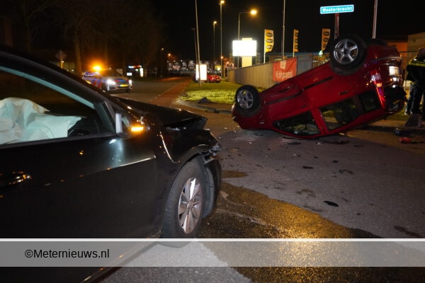 Auto over de kop en gewonde naar ziekenhuis na aanrijding in Emmen.