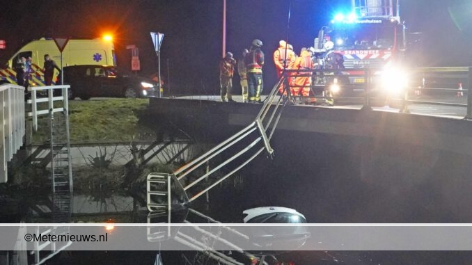 auto van de brug in water Veenhuizen
