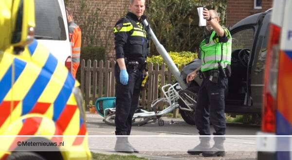 Fietser zwaar gewond na aanrijding Assen. Fietser zwaar gewond na aanrijding Assen.