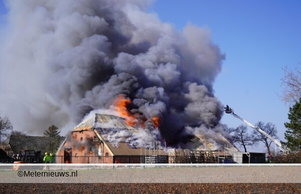 Grote boeren schuur in vlammen op in Westerlee
