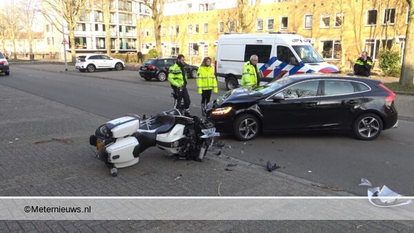 Motor agent gewond na aanrijding in Groningen.