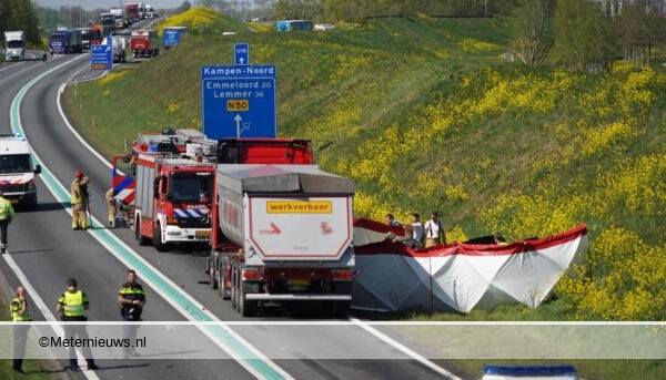 Dode na aanrijding met vrachtwagen. Dode na aanrijding met vrachtwagen.