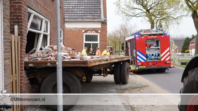 aanhanger rijdtw oning Oudepekela binnen