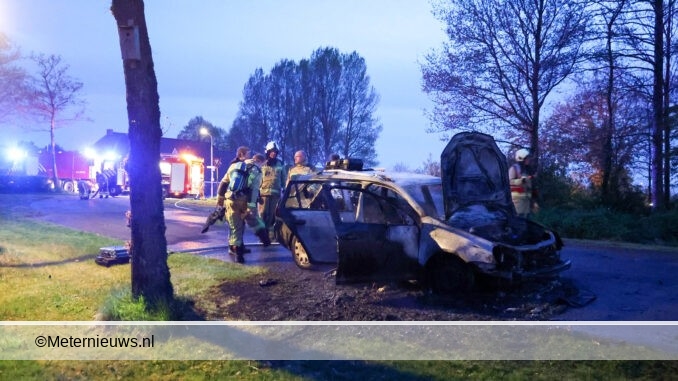 auto brandt tijdens verhuizing in Peize uit